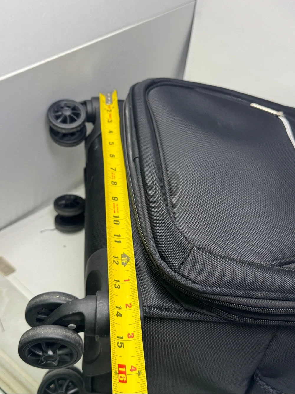 LUCAS LIGHTWEIGHT CARRY ON LUGGAGE SPINNER WHEELS 22in